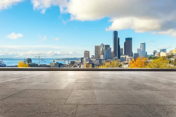 Pavimento vuoto con paesaggio urbano di Los Angeles — Foto Stock