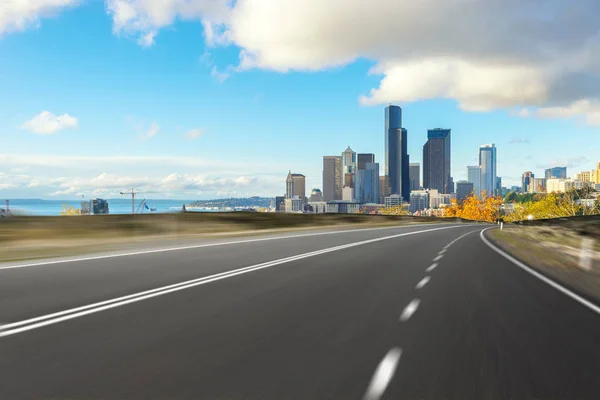 Camino vacío con paisaje urbano de Los Ángeles — Foto de Stock