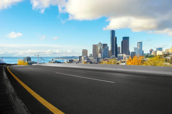 Estrada vazia com paisagem urbana de Los Angeles — Fotografia de Stock