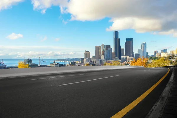 Estrada vazia com paisagem urbana de Los Angeles — Fotografia de Stock