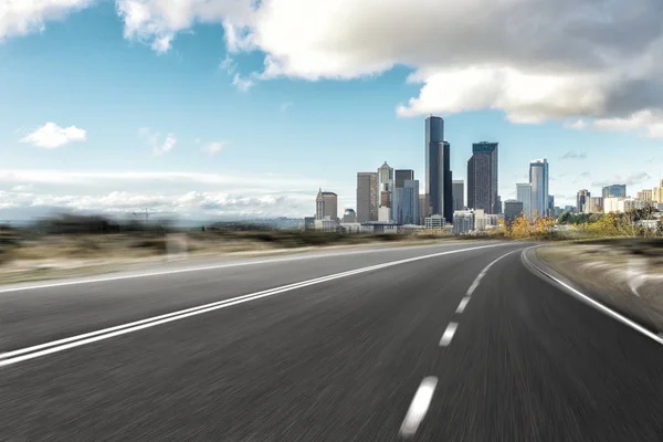 Strada vuota con paesaggio urbano di Los Angeles — Foto Stock