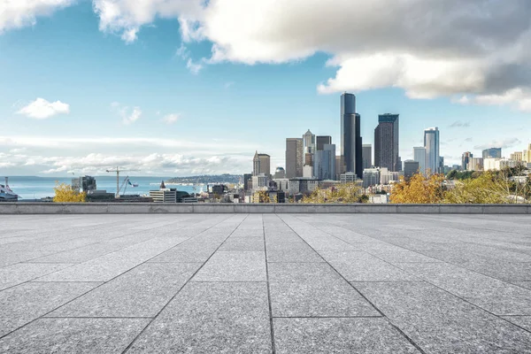 Pavimento vuoto con paesaggio urbano di Los Angeles — Foto Stock