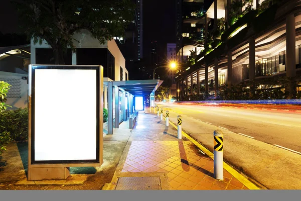 Κενό Πινακίδα Δρόμο Στο Midtown Της Σιγκαπούρης Βράδυ — Φωτογραφία Αρχείου