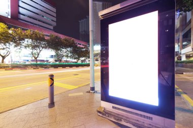 Singapur midtown gece sokakta boş billboard