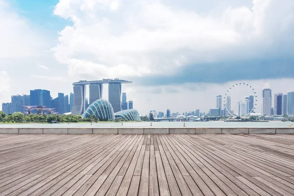 Пустой Деревянный Пол Городской Пейзаж Сингапура Облачном Небе — стоковое фото