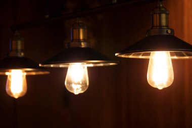 tavanda asılı zarif antika ışıklar