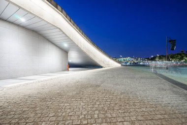 Binanın modern Hangzhou Qianjiang new City vatandaş meydanında geceleri beton duvar yakınındaki boş yere