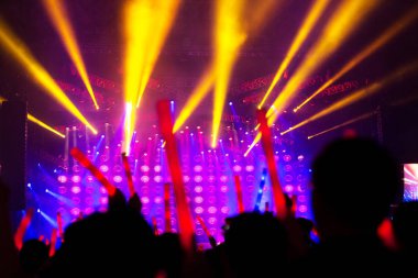 açık havada konser gece kalabalık insanlar