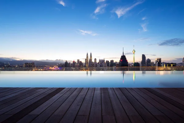 Plancher Bois Vide Près Piscine Sur Dessus Paysage Urbain Kuala — Photo