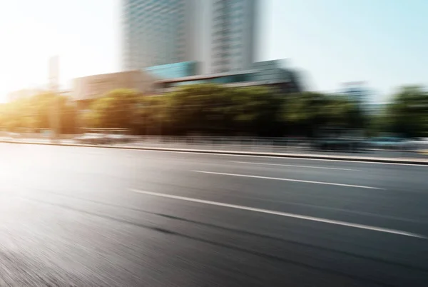 Modern şehir Binası yakınındaki boş yol — Stok fotoğraf