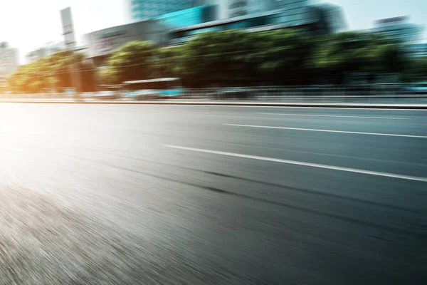 Camino vacío cerca de edificio moderno en la ciudad moderna — Foto de Stock