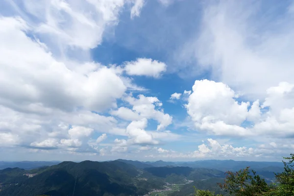 Yeşil Mavi Bulut Gökyüzü Hill — Stok fotoğraf