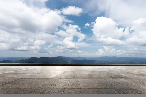 空大理石地板在云彩天空的绿色小山 — 图库照片