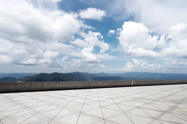 空雲の緑丘と空の大理石の床 — ストック写真
