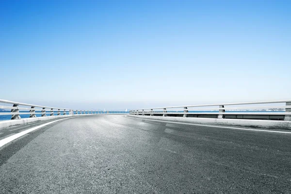 Leere Asphaltstraße Und Blaues Meer Blauen Himmel — Stockfoto