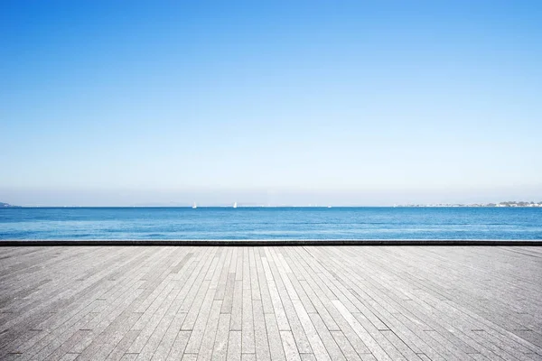 Lege Marmeren Vloer Blauwe Zee Blauwe Hemel — Stockfoto