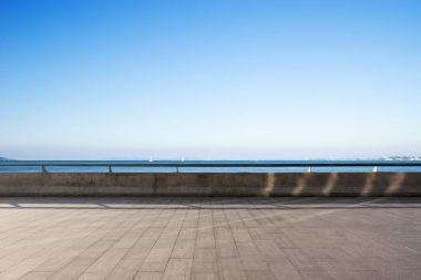 boş mermer zemin ve mavi gökyüzü mavi denizlerde