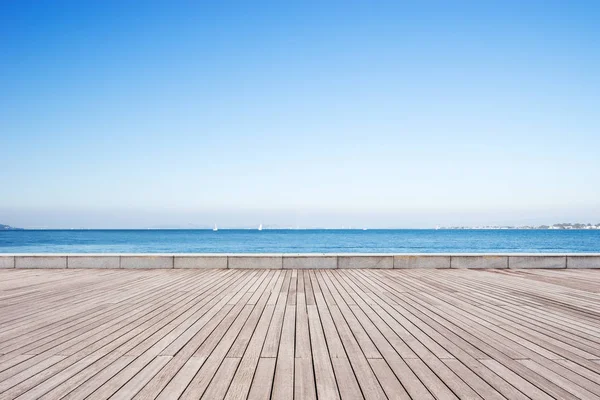 Lege Houten Vloer Blauwe Zee Blauwe Hemel — Stockfoto