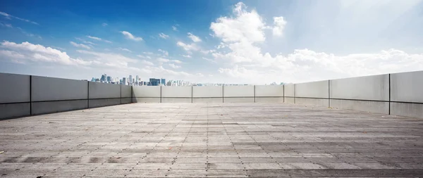 Empty Brick Floor Surrounded Concrete Wall Blue Sky — Stock Photo, Image