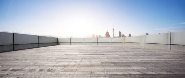 boş tuğla zemin ve Hangzhou mavi bulut gökyüzünde cityscape