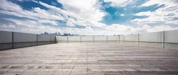 Empty Brick Floor Surrounded Concrete Wall Blue Sky — Stock Photo, Image