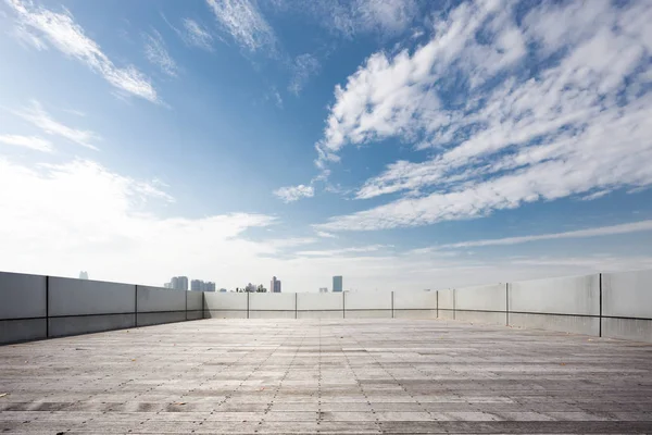 Пустой Кирпичный Пол Городской Пейзаж Ханчжоу Голубом Облачном Небе — стоковое фото