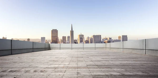 Lantai Bata Kosong Dan Pemandangan Kota San Francisco Langit Biru — Stok Foto