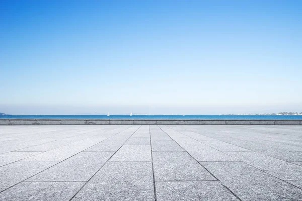 Lege Marmeren Vloer Blauwe Zee Blauwe Hemel — Stockfoto