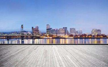 boş tuğla zemin ve Portland cityscape alacakaranlıkta