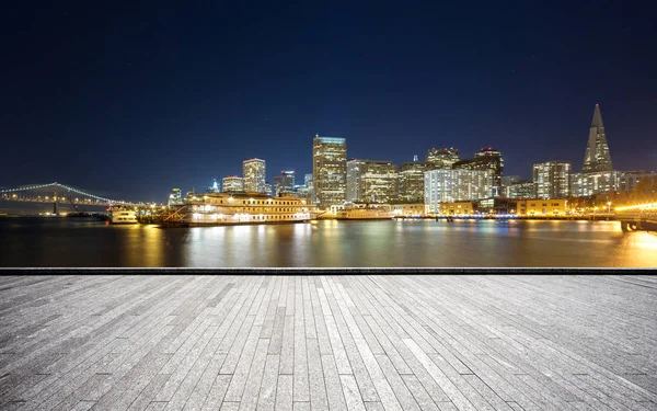 夜晚的旧金山空荡荡的砖地板和城市景观 — 图库照片