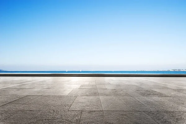 空の大理石の床 青い空に青い海 — ストック写真