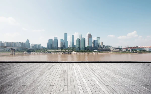 云天重庆空砖楼与城市景观 — 图库照片