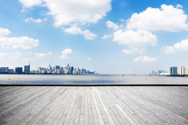 Prázdné Cihlová Podlaha Panoráma Města Hangzhou Obloze Modrý Mrak — Stock fotografie