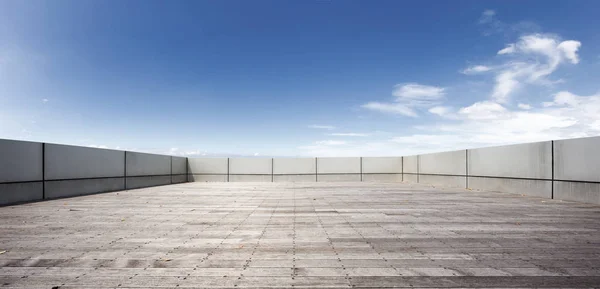 Mavi Gökyüzünde Beton Duvarla Çevrili Boş Tuğla Zemin — Stok fotoğraf
