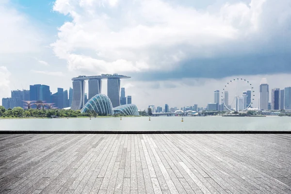 Пустой Кирпичный Пол Городской Пейзаж Сингапура Облачном Небе — стоковое фото