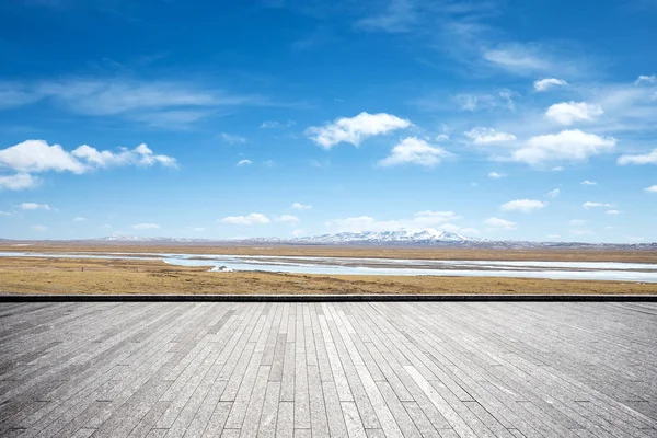 Piso Ladrillo Vacío Montañas Nieve Cielo Azul Nubes — Foto de Stock