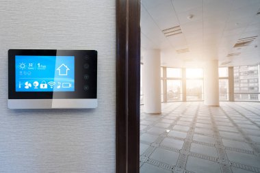 Güneş altında akıllı ev ve modern ofis ile akıllı ekran