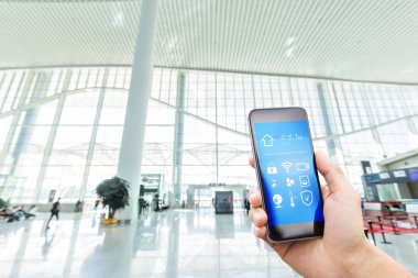 Akıllı ev ve modern Havaalanı hall ile Smartphone