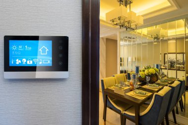 Akıllı ekran ile akıllı ev ve modern yemek odası