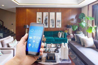 Akıllı ev ve modern oturma odası ile Smartphone