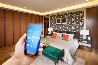 Akıllı ev ve modern yatak odası ile Smartphone