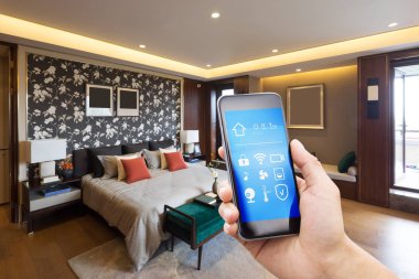 Akıllı ev ve modern yatak odası ile Smartphone