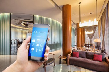 Akıllı ev ve modern oturma odası ile Smartphone