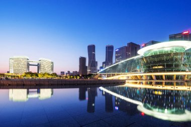 Hangzhou grand tiyatroyu aradım Hangzhou Qianjiang new City modern soyut binalar gece sahne