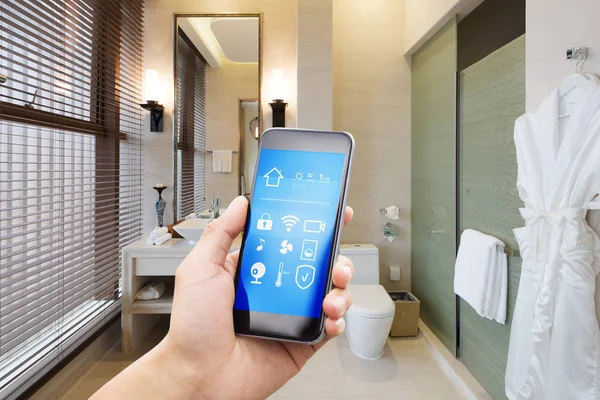 Smartphone Con Hogar Inteligente Baño Moderno — Foto de Stock