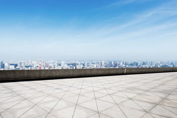 Пустой Мраморный Пол Городской Пейзаж Токио Голубом Облачном Небе — стоковое фото
