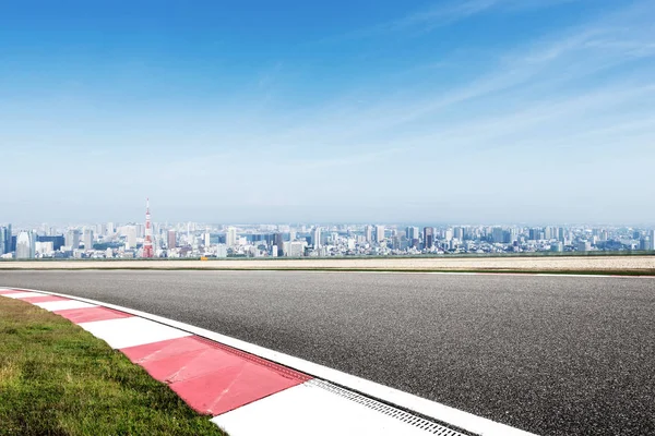 Pustą Asfaltową Drogą Panoramę Tokio Chmura Niebieski Niebo — Zdjęcie stockowe