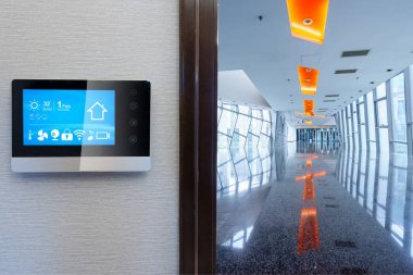 Akıllı ev ve modern koridor ile akıllı ekran