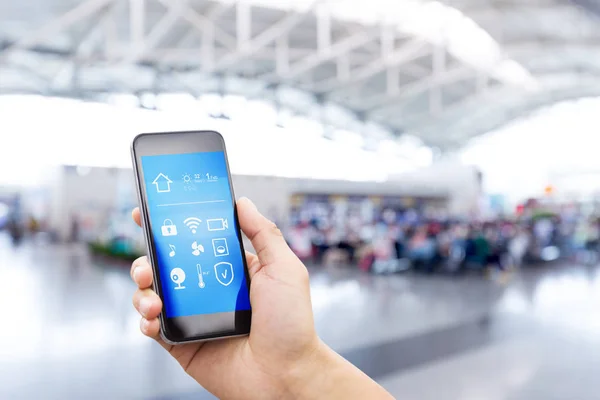 Smartphone Con Hogar Inteligente Sala Aeropuerto Moderna — Foto de Stock