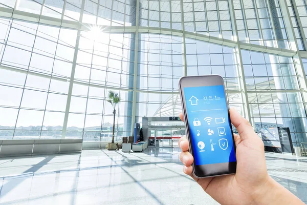 Smartphone Con Hogar Inteligente Sala Aeropuerto Moderna — Foto de Stock